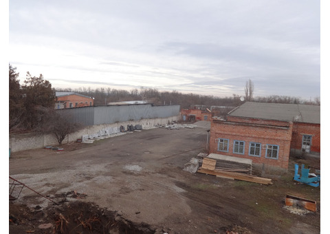 Земельный участок и три нежилых здания разной площади