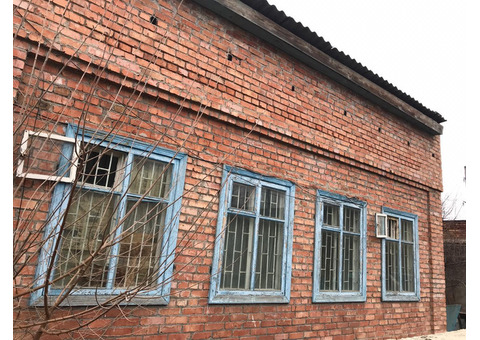 Земельный участок и три нежилых здания разной площади