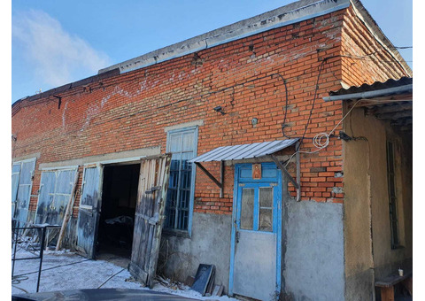 Земельный участок и три нежилых здания разной площади
